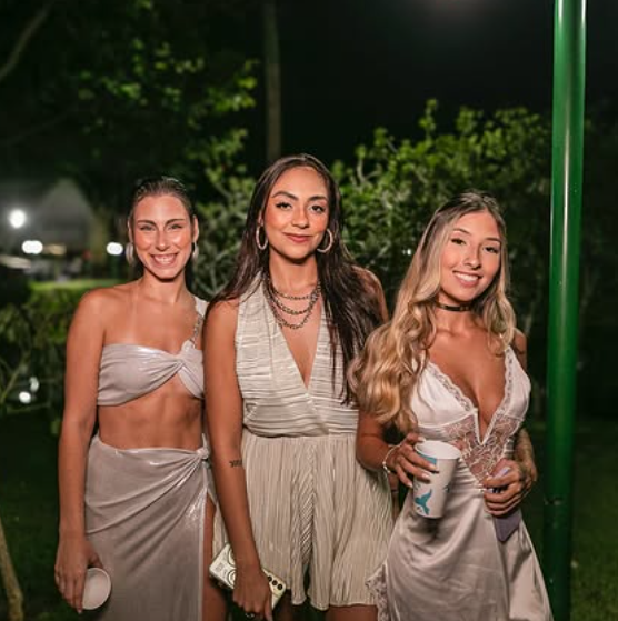 Amigas celebrando o Réveillon Geribá em Búzios
