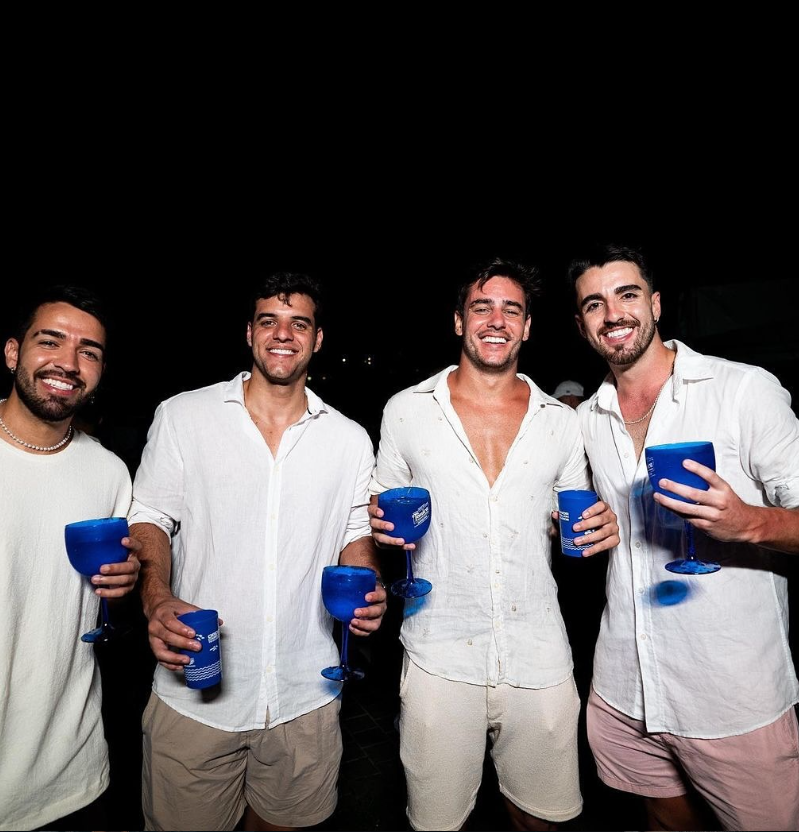 Grupo de amigos brindando na virada