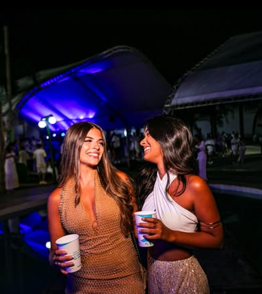 Convidadas na área da piscina da festa